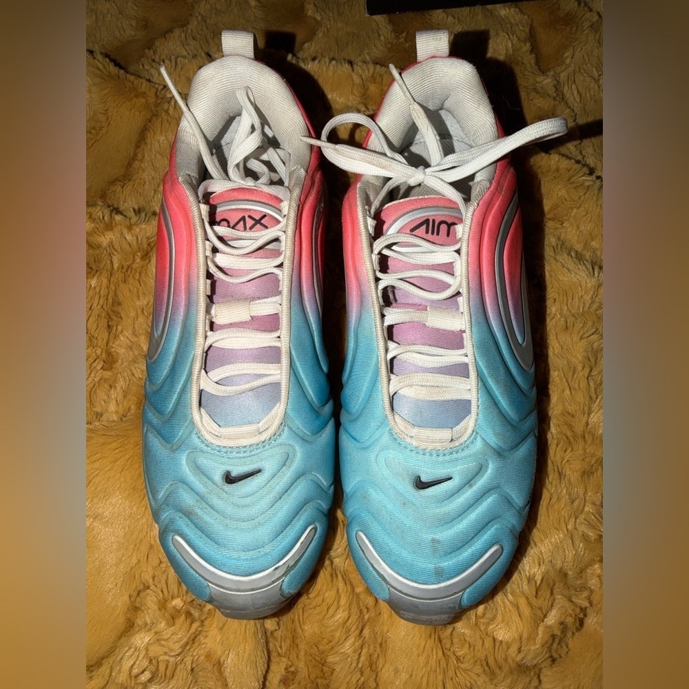 Woman’s Nike Air Max 720’s - Picture 7 of 16